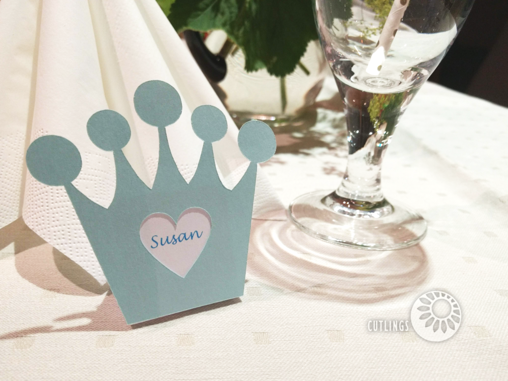 Table place card - one crown for each guest