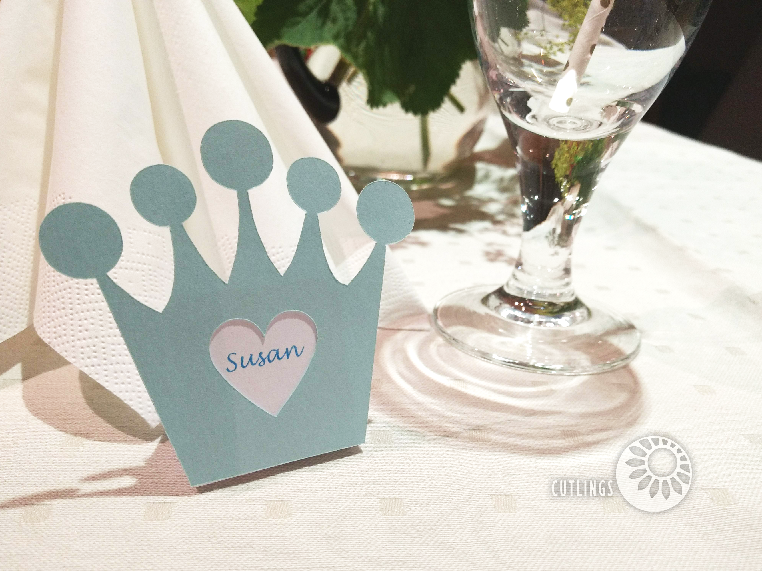 Table place card - one crown for each guest